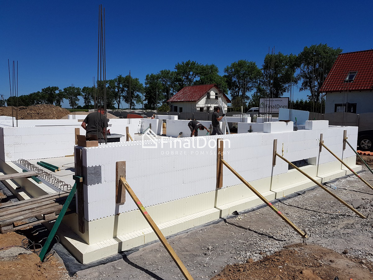 przygotowanie ścian do zalenia betonem - budownictwo pasywne - dom Śnieżnik - Finaldom
